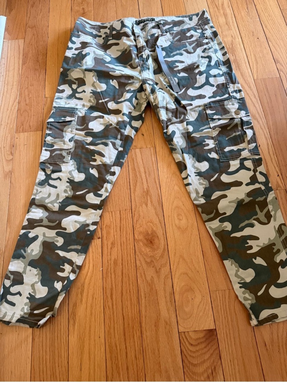 BLUESAVVY Camouflage pants NWT